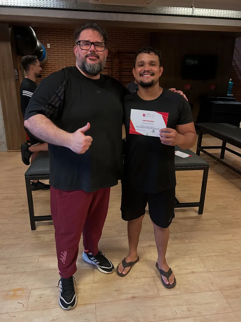 Manoel Neto com certificado de curso