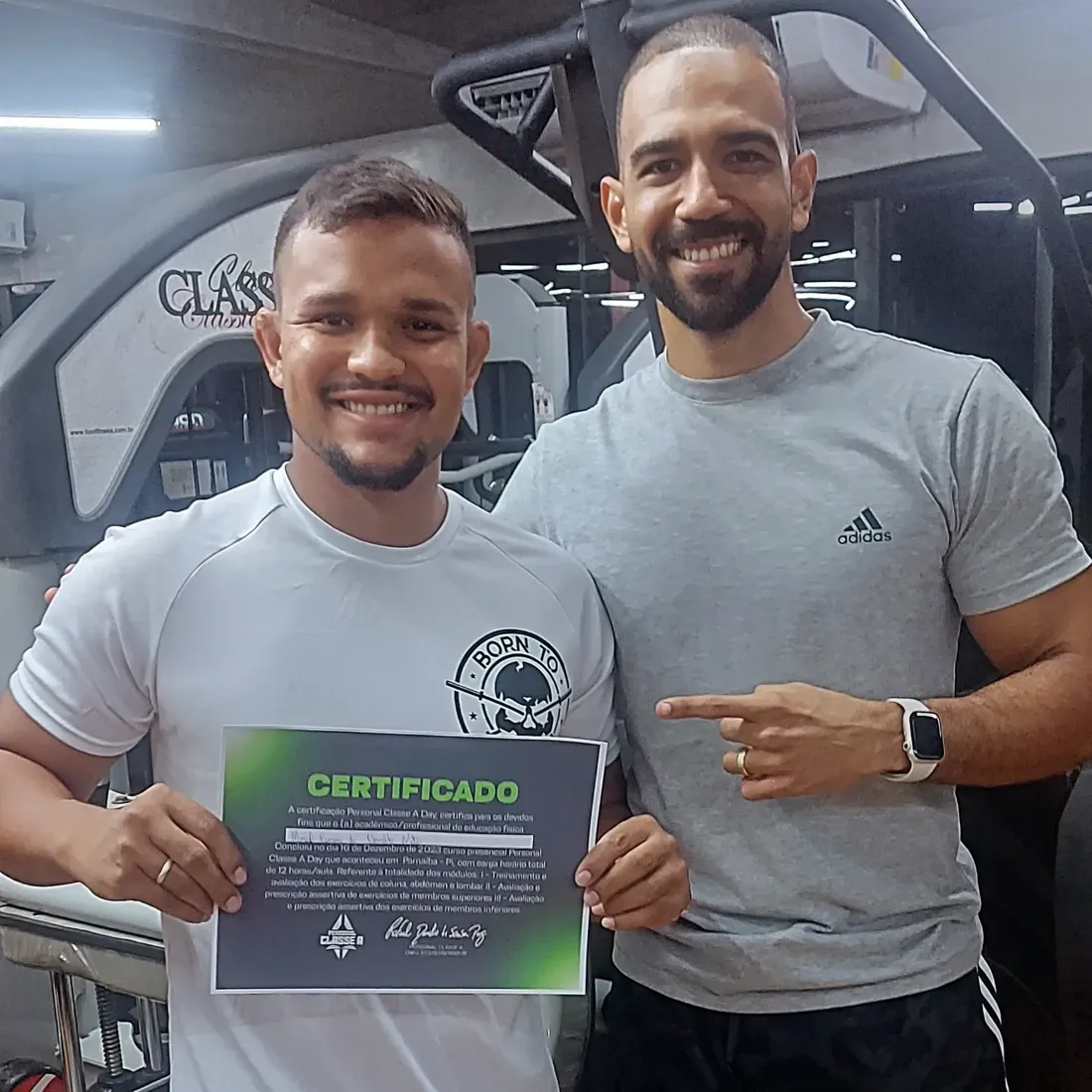 Manoel Neto com certificado de curso