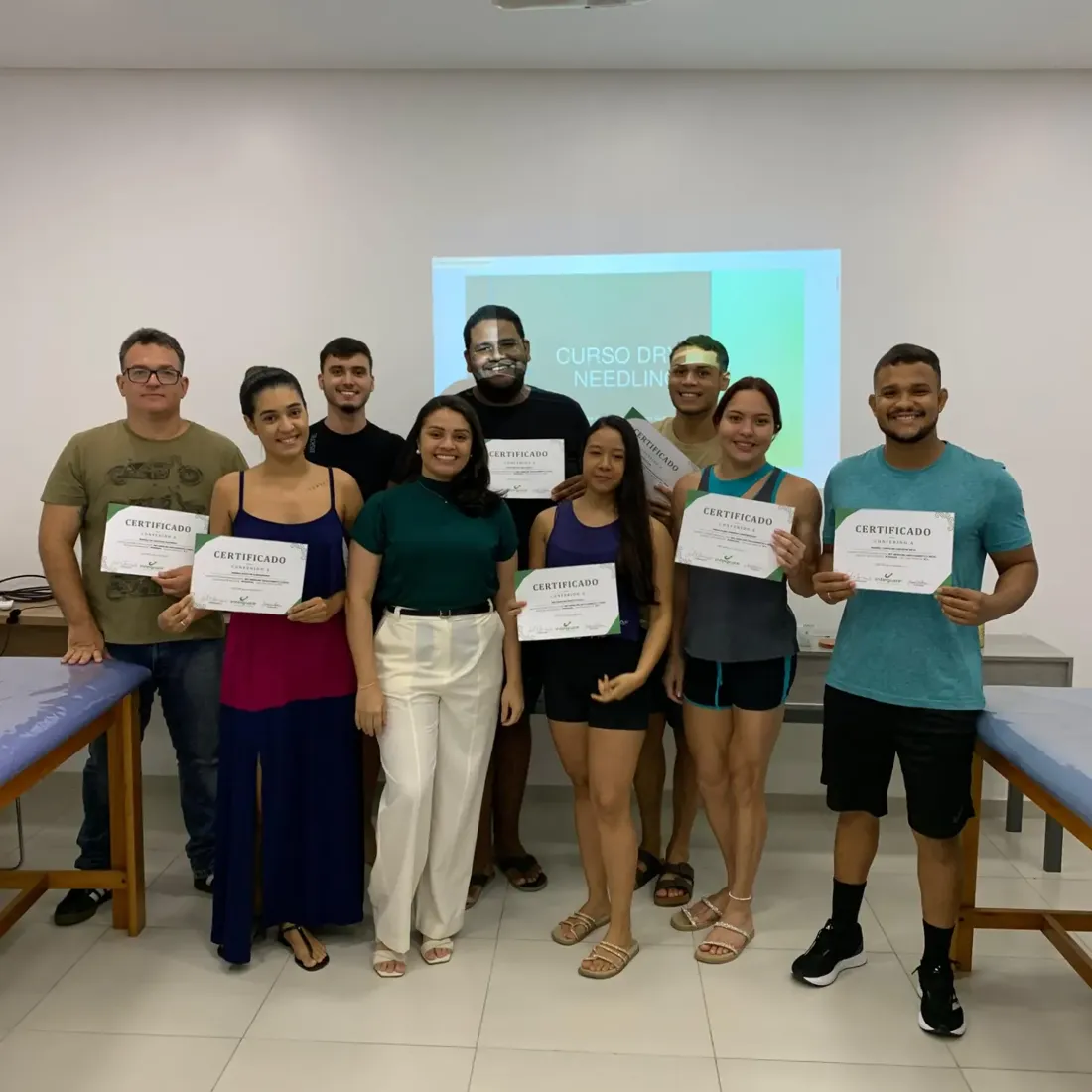 Manoel Neto com certificado de curso
