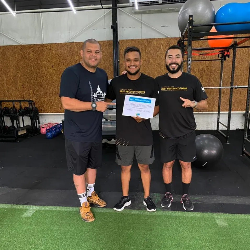 Manoel Neto com certificado de curso