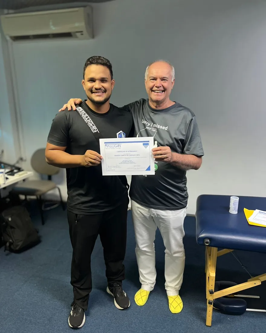 Manoel Neto com certificado de curso