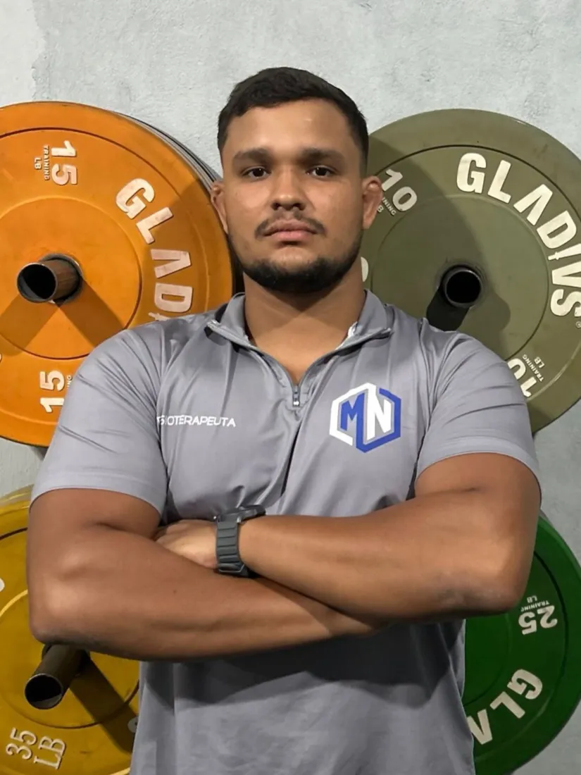 Manoel Neto de braços cruzados na academia
